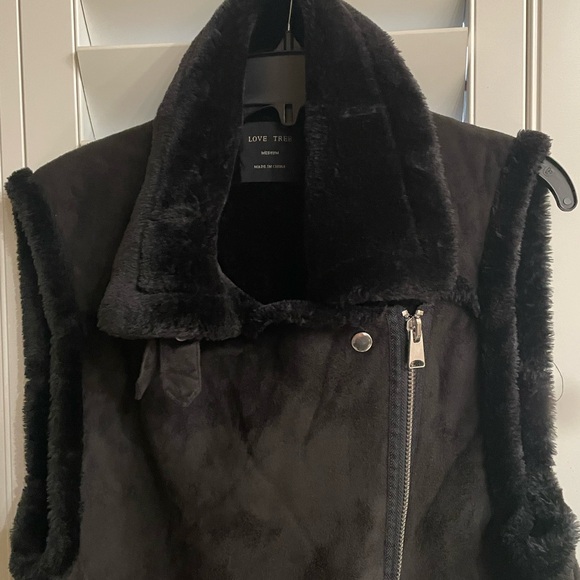 Black Faux Fur Vest by LOVE TREE - Picture 2 of 5